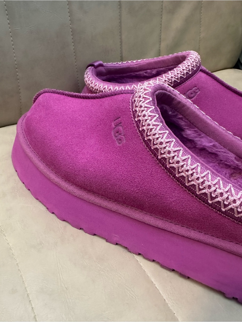 UGG Women’s Tazz in color Purple Ruby Size 10US - Picture 7 of 11